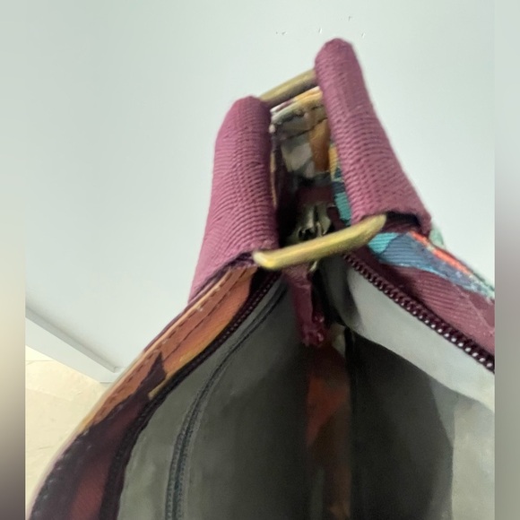 DAKINE JO JO CROSSBODY
• Adjustable shoulder strap
•Interior zippered pocket - Picture 4 of 4